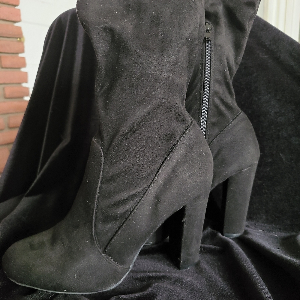 Black heel bootie